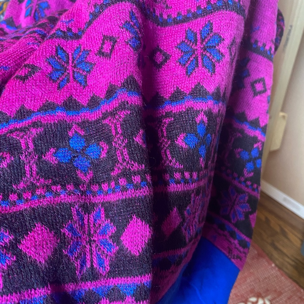 VINTAGE THRIFTED PATTERN TURTLENECK